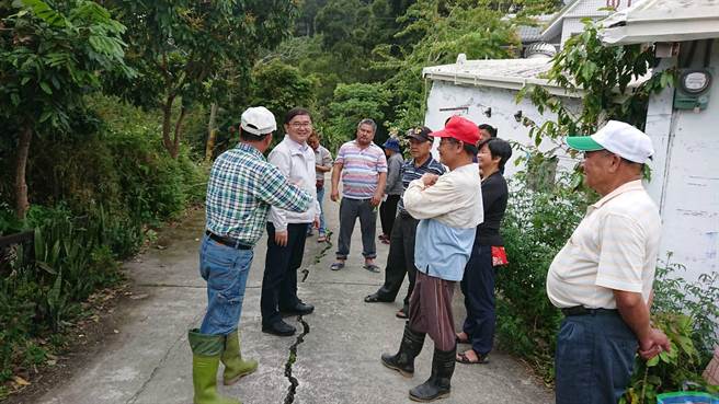台東縣長濱鄉竹湖村產業道路年久失修、有多處裂縫，劉櫂豪爭取420萬將於2021年底前改善。（劉櫂豪提供／蔡旻妤台東傳真）