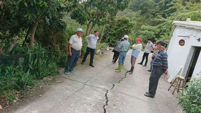 台東縣長濱鄉竹湖村產業道路年久失修、有多處裂縫，劉櫂豪爭取420萬將於2021年底前改善。（劉櫂豪提供／蔡旻妤台東傳真）