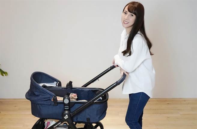 潔哥分享帶女兒出門的經驗，曾因戶外沒有育嬰室，在廁所角落幫孩子換尿布，被怒罵擋路。(翻攝自潔哥/李秉潔臉書)

