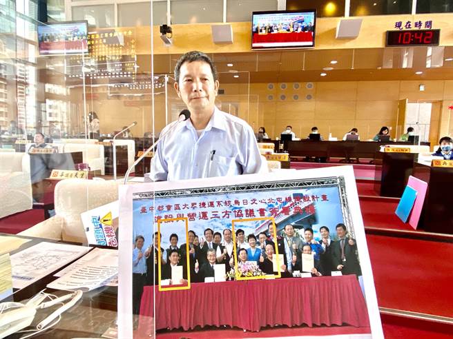 台中市議員劉士州以有圖有真相，拿出捷運動工照片，當年前總統馬英九到台中主持動工，時任立委的盧秀燕也出席。（盧金足攝）