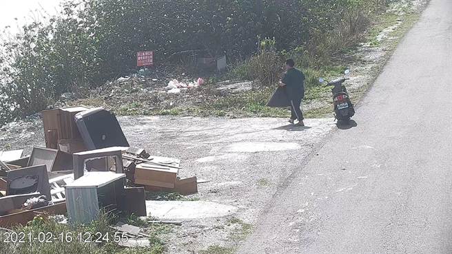移动式摄影机搜证，录到将大牌当垃圾场滥倒垃圾，累计达183件。（彰化县环保局提供／吴敏菁彰化传真）