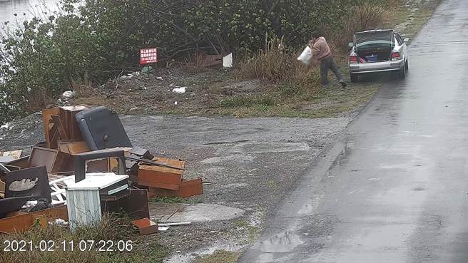 移动式摄影机搜证，录到将大牌当垃圾场滥倒垃圾，累计达183件。（彰化县环保局提供／吴敏菁彰化传真）