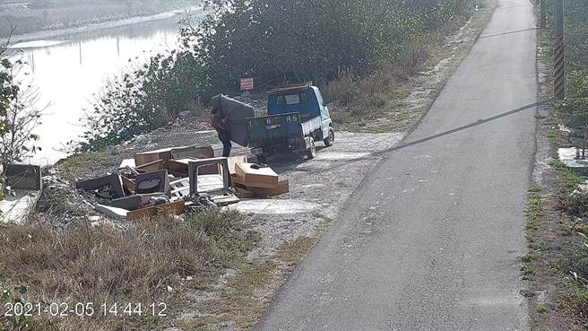 移动式摄影机搜证，录到将大牌当垃圾场滥倒垃圾，累计达183件。（彰化县环保局提供／吴敏菁彰化传真）