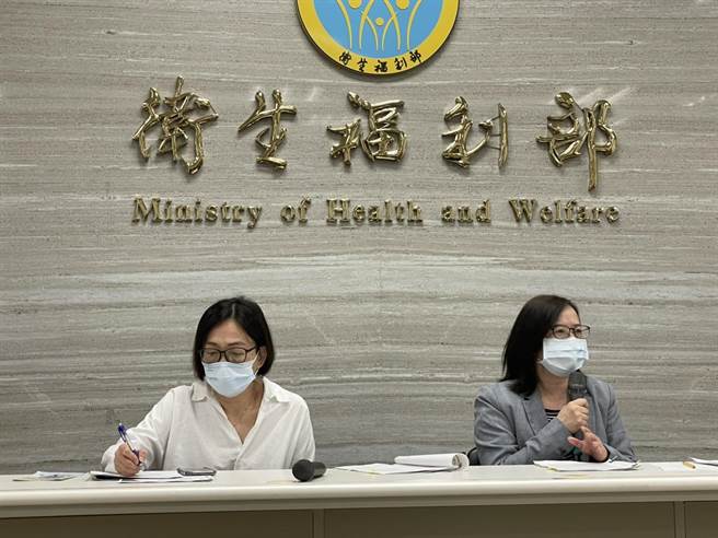 卫福部次长李丽芬，说明太鲁阁事故善款发放作业内容。(右)（陈人齐摄）