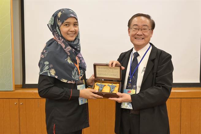 黎明技术学院校长林明芳致赠纪念品予马来西亚投资发展局莎婍菈处长（黎明技术学院提供／戴上容新北传真）