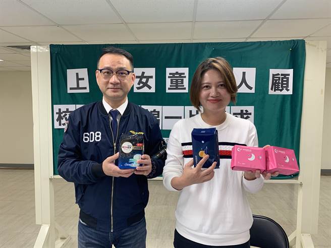 阮昭雄今协同北市友善空间协会秘书长林延凤、市府卫生局与教育局等单位召开记者会。（黄婉婷摄）