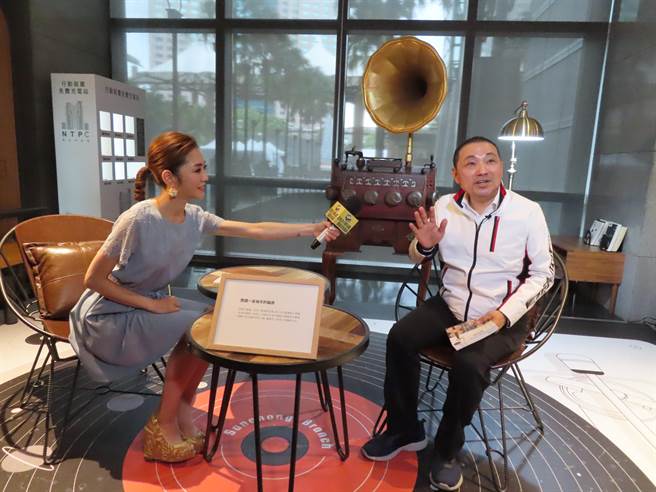 新北市長侯友宜與藝人楊千霈開箱黑膠的閱讀空間。（葉德正攝）