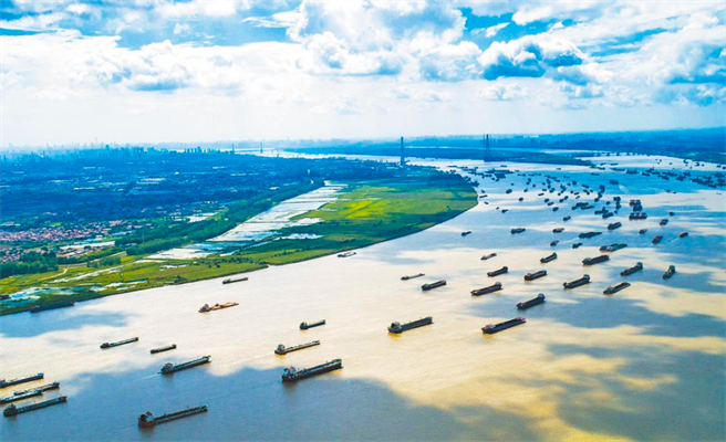 挥别去年疫情阴霾，大陆湖北省第1季交出亮眼的经济成绩单，全省GDP总值为9872.67亿元，比上年同期增长58.3％。（新华社）