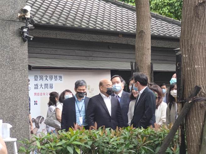 行政院前發言人丁怡銘回任行政院顧問，引發外界爭議，國民黨團因此將對政院提譴責案。行政院長蘇貞昌對此表示相關看法。（王寶兒攝）