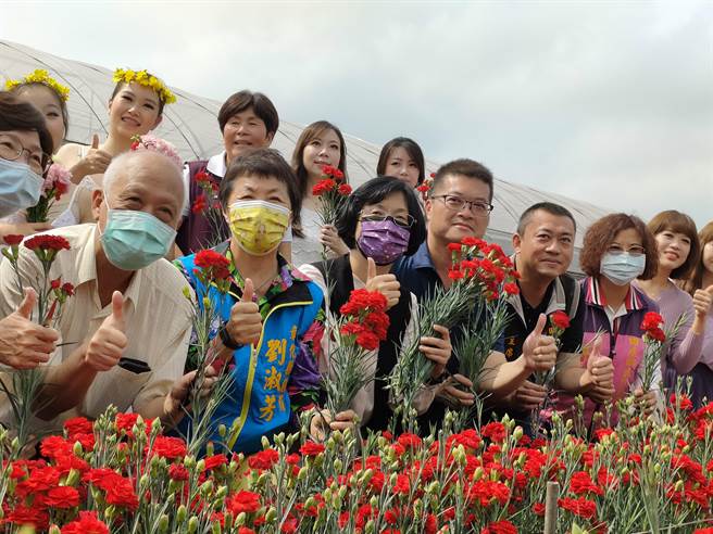 王惠美还到康乃馨田现摘康乃馨，开心在现场合照。(吴建辉摄)