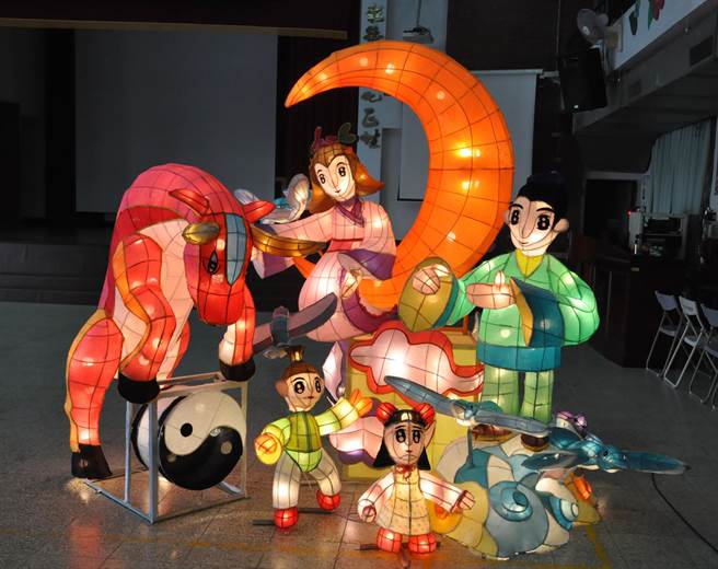 此次花灯主题寓意也是希望学生虽身处逆境，仍坚持信念努力学习，必能扭转乾坤、轮转幸福。(诚正中学彰化分校提供／吴建辉彰化传真)