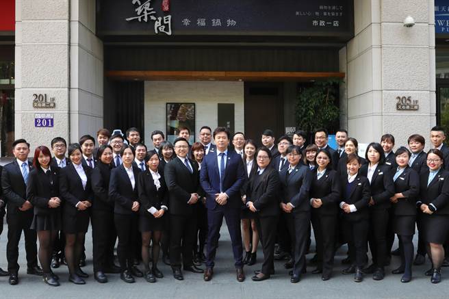 筑间餐饮集团2020年疫情逆风中逆势扩张，带动营收跳增逾5成，2021年持续加速展店，朝IPO上市柜目标迈进。前排中为集团董事长林楷杰。（筑间餐饮集团提供）