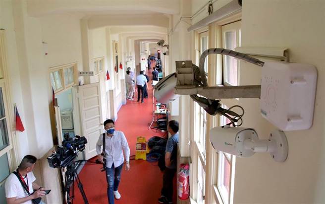 国民党立院党团门口，共架有四支监视器。（赵双杰摄）