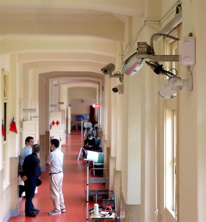 国民党立院党团门口，共架有四支监视器。（赵双杰摄）