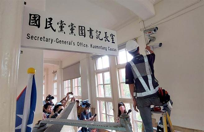 随后安装监视器人员拆开机器表示音源线并没有接上，所以不会有收音的问题。（赵双杰摄）