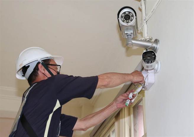 随后安装监视器人员拆开机器表示音源线并没有接上，所以不会有收音的问题。（赵双杰摄）