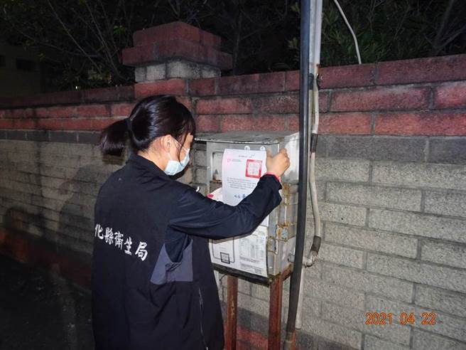 彰化县卫生局22日配合检警前往稽查后，对巫男的29处加水站勒令停业，并漏夜至各站贴出暂停供水公告。（彰化县卫生局提供／谢琼云彰化传真）