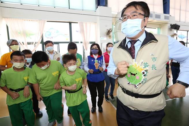台南市长黄伟哲目标希望瘦道80公斤以下。(曹婷婷摄)
