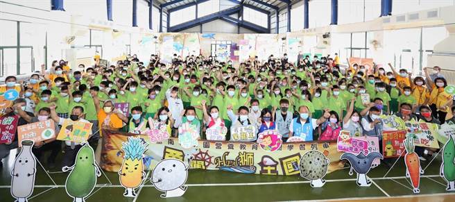 台南市教育局结合长荣大学，今天启动校园营养教育巡迴列车「勇闯Health（狮）王国」闯关活动。(曹婷婷摄)