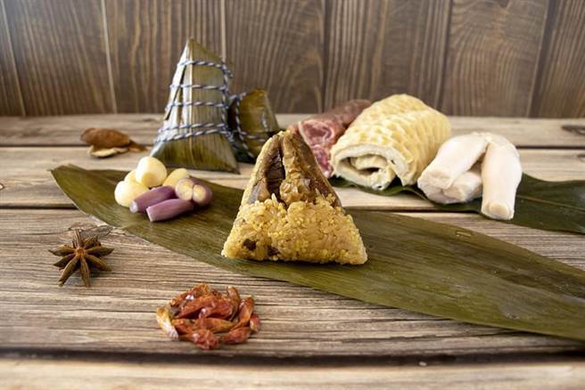 （林口亚昕福朋喜来登中餐主厨将淮扬菜的精髓，搭配台湾独有特色食材推出「香蕈豉椒牛三宝粽」。图／业者提供）