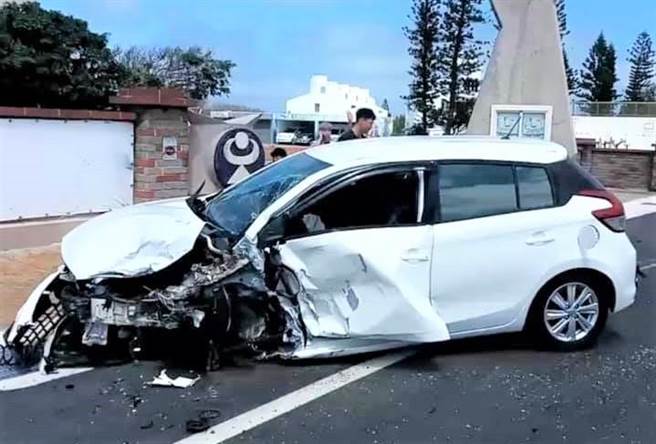 澎湖》2021年4月23日　澎湖　▲10名台湾游客分乘两车发生车祸，所幸都轻伤送医。（消防局提供／陈可文澎湖传真）