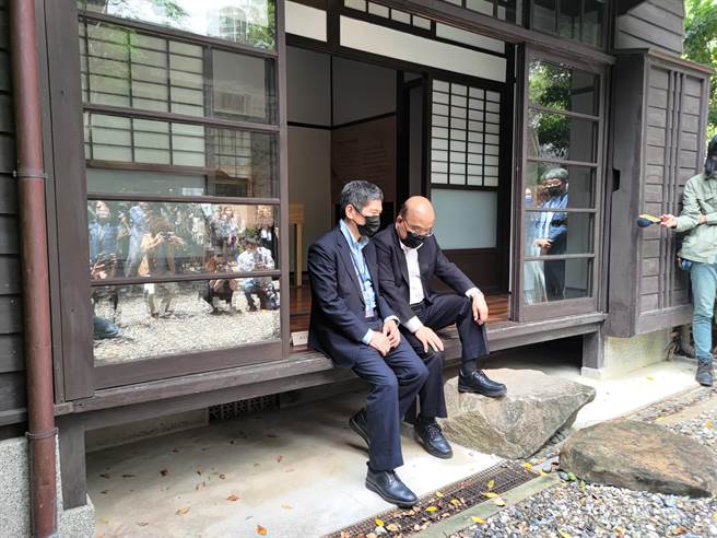 文化部长李永得与行政院长苏贞昌为世界阅读日，一同赴台湾文学基地宣布启动走读活动。（王宝儿摄）