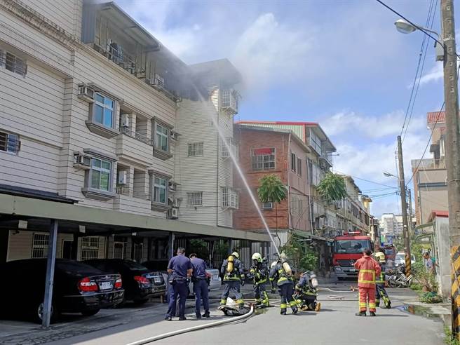 宜兰市23日中午传出民宅火警，消防人员迅速赶至现场将火势扑灭。（胡健森摄）