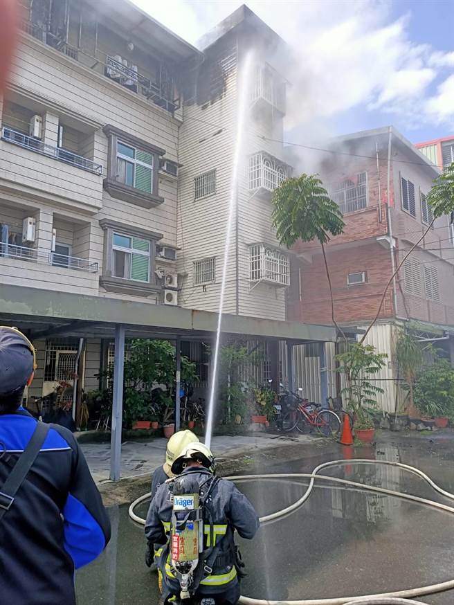  宜兰市23日中午传出民宅火警，消防人员迅速赶至现场将火势扑灭。（胡健森摄）