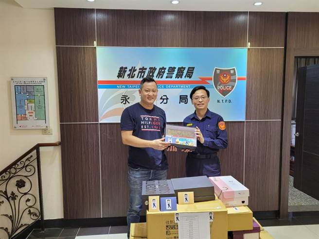 永和人社团发起「童心爱集盒，幸福送偏乡」活动，新北市永和警爱心不落人后，一份物资就是一份礼物，同仁也一起响应这个活动。（永和警分局提供）