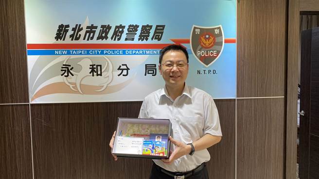 永和人社团发起「童心爱集盒，幸福送偏乡」活动，新北市永和警爱心不落人后，一份物资就是一份礼物，同仁也一起响应这个活动。（永和警分局提供）