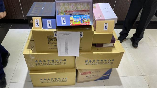 永和人社团发起「童心爱集盒，幸福送偏乡」活动，新北市永和警爱心不落人后，一份物资就是一份礼物，同仁也一起响应这个活动。（永和警分局提供）