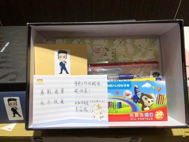 永和人社团发起「童心爱集盒，幸福送偏乡」活动，新北市永和警爱心不落人后，一份物资就是一份礼物，同仁也一起响应这个活动。（永和警分局提供）