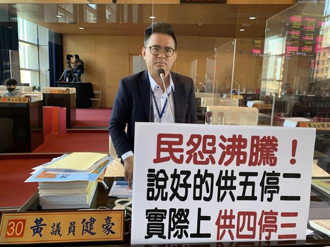 台中市议员黄健豪指出，北屯区位在周二、周三停水的甲区，直到周四晚上10时多，都还接到居住在新都生态公园周边民眾反应停水的问题。（卢金足摄）