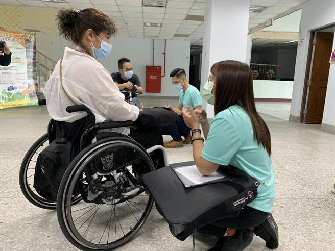 花莲县辅具资源中心考量偏乡长者与身障者需求，在凤林镇增设服务据点，提供辅具相关业务谘询与维修。（门诺医院提供／罗亦晽花莲传真）