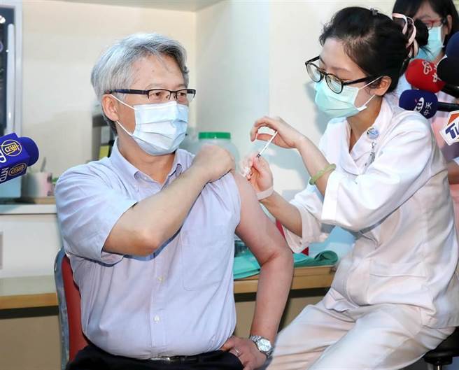 中央研究院院长廖俊智23日赴北市忠孝医院接种新冠肺炎AZ疫苗，廖俊智表示他是属于第二类的接种人士，对于院内其他人员接种AZ疫苗的意愿情形并不清楚。（郑任南摄）