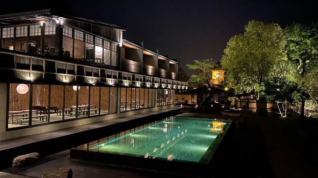 麻叶餐饮集团投资2亿元，运用大量旧木料、石头及竹材，歷经10年打造「飞花落院」，呈现日式庭院美学。（王文吉摄）