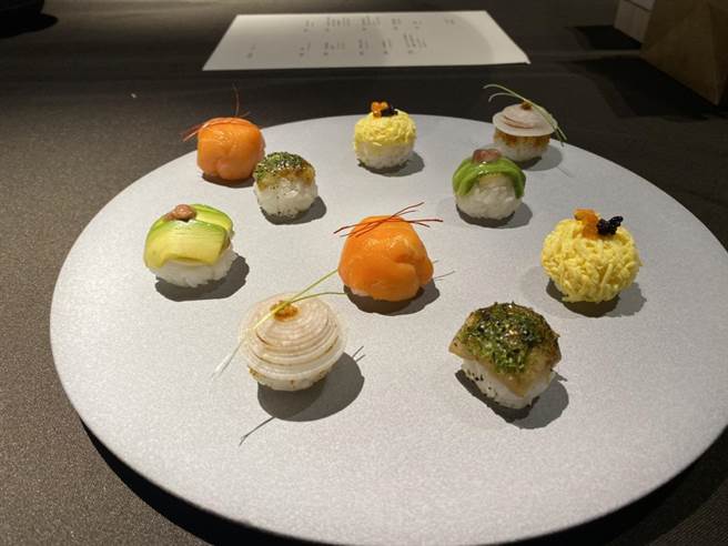凌物「毛球寿司」小巧精致，有玉子烧、熏鲑鱼、乌鱼子、星鳗以及酪梨等。（王文吉摄）