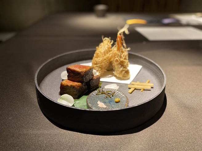 鹿儿岛和牛纽约克及炸天妇罗。（王文吉摄）