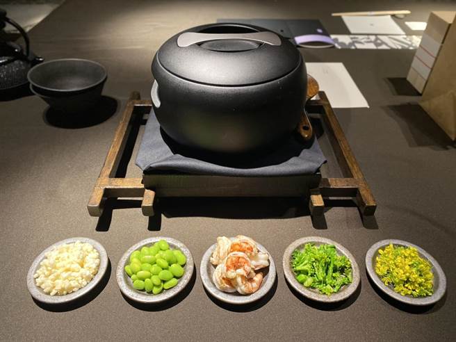 季节野菜釜饭。（王文吉摄）