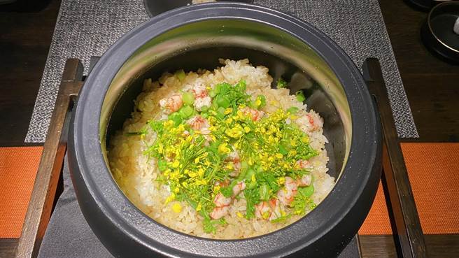 季节野菜釜饭。（王文吉摄）