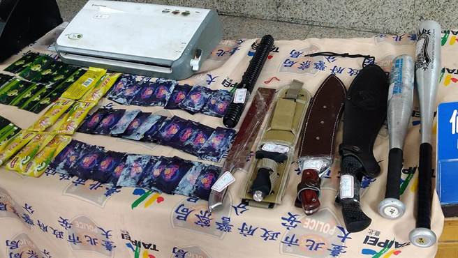 警方查扣到精煉大麻原液、大麻煙油管、毒咖啡包70包、奶茶包原料7包、刀械、電擊棒等贓證物。（翻攝照片／林郁平台北傳真）