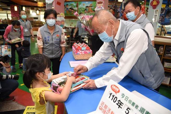 4月23日是「世界阅读日」，苗栗县长徐耀昌（右）今天特别到县立图书馆柜台担任1日志工，服务借书的乡亲和小朋友。（苗栗县政府提供／陈育贤苗栗传真）