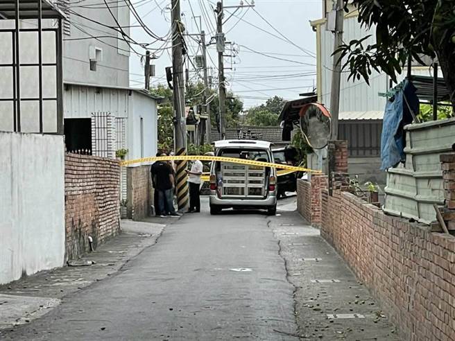 台南善化区嘉北里发生两死枪击案，警方封锁现场採证。（读者提供／刘秀芬台南传真）
