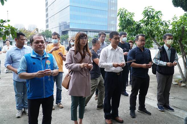 2021台湾灯会主灯「乘风逐光」将于高铁新竹站前广场展出，设计者团队23日上午前往活动场地放样。（庄旻静摄）