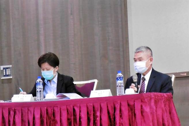 CMOS影像感測器（CIS）封測廠同欣電23日應邀召開法說，右為總經理呂紹萍、右為財務長黃嘉麗。（記者林資傑攝）