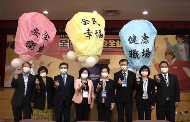 （劳动部结合2021职业卫生暨职业医学国际学术研讨会，与台湾职业卫生学会、中华民国环境职业医学会及臺北医学大学共同合作于臺北医学大学扩大办理一年一度的「全国职场安全健康周」启动活动。图／劳动部提供）