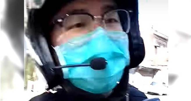 警问「我没看过妳」 盘查遭拒竟压制上铐 网傻：回到戒严？（图／翻摄自影片）