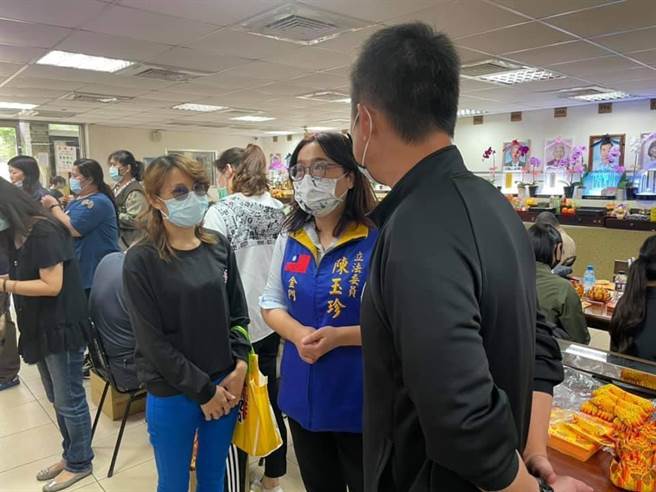 立委陈玉珍赴台中慰问家属，要求军方做好善后和抚恤事宜。（陈玉珍国会办公室提供）