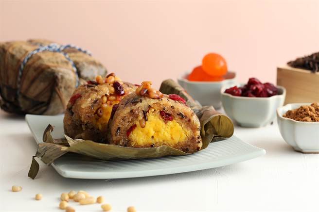 台北君悦今年主打蔓越莓野米奶皇粽，以产自北美洲、富含养分且低热量的野米制作。（君悦提供）