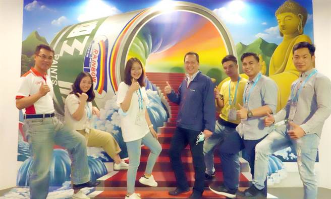 高市府新南向學分班近日赴永記造漆等新南向企業參訪交流。（高市經發局提供／柯宗緯高雄傳真）